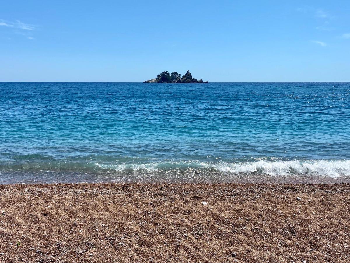 Family Beachfront Apartment Petrovac Eksteriør bilde